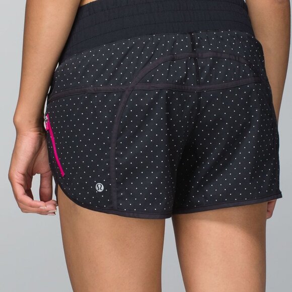 Lululemon Tracker Short II 2-way Stretch Sweet Spot Black Angel Wing Size 6 - Picture 1 of 5